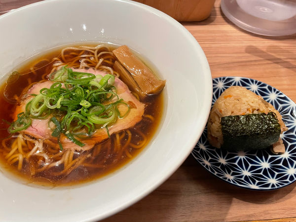 「淡麗醤油ラーメン830円、豚ごぼうおにぎり120円」@ソラノイロ NIPPONの写真