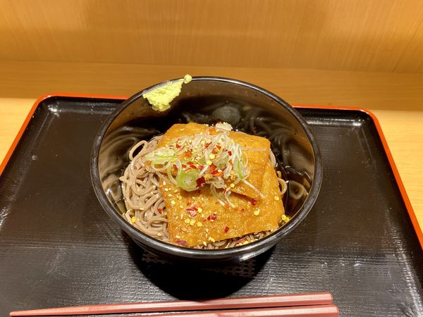 「冷やしきつねそば360円」@よもだそば 新宿西口店の写真