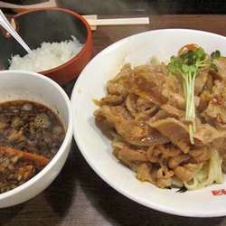 肉盛りつけ麺並　830円＋無料の肉ちょい増し