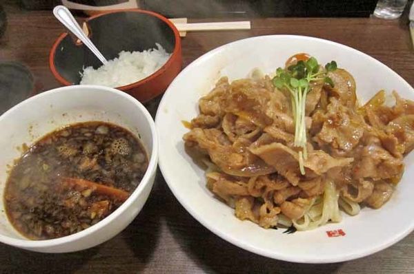 「肉盛りつけ麺並　830円＋無料の肉ちょい増し」@魁 肉盛りつけ麺 六代目けいすけの写真
