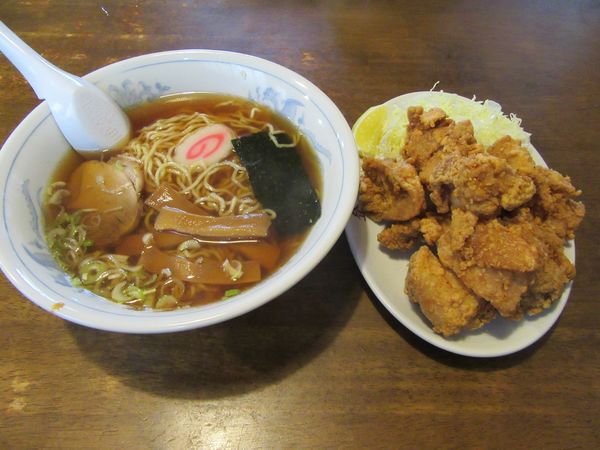 「ラーメン（４２０円）＋から揚げ５７０円」@登龍の写真