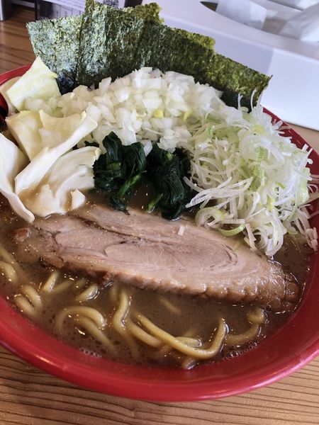 「ヤバイラーメン中盛+白ネギ+(無料)タマネギW」@圭一屋 茅ヶ崎店の写真