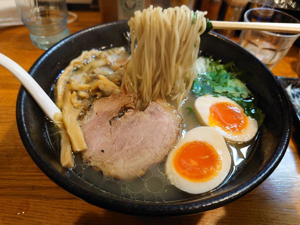 「あさり塩そば800円＋特製オツマミ＆冷酒✖二杯」@麺屋 鶏口の写真