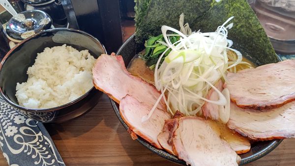 「チャーシューメン+白ネギ+半ライス」@横浜家系らーめん 天王家 寒川総本店の写真