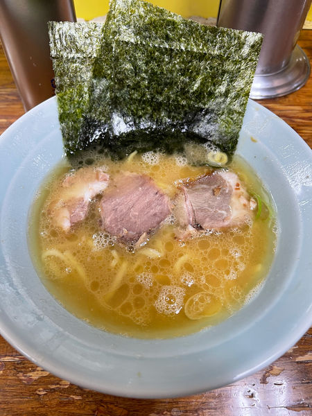 「ラーメン（薄め麺半分）750円」@まこと家の写真