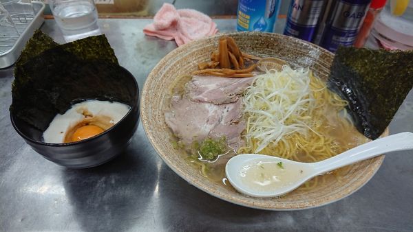 「ゆりかご浅利出汁塩ラーメン＋鯛白子ソースＷ＋生卵＋海苔＋青唐辛子」@覆麺 智の写真