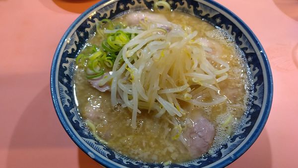 「醤油豚骨チャーシュー大盛り980円+ゆで卵20円」@大公 金沢文庫店の写真