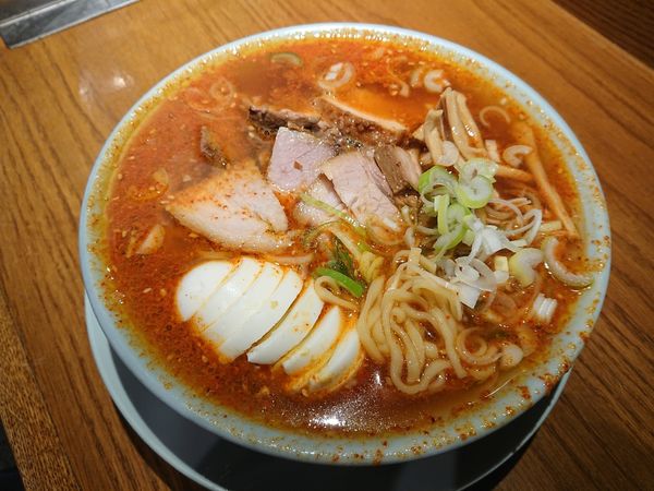 「辛味中華 950円 ＋ 茹で卵スライス 100円」@えっちゃんラーメン。の写真