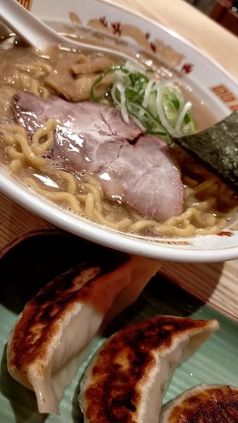 「旭川醤油ラーメン　餃子」@北海道らーめん 味八の写真