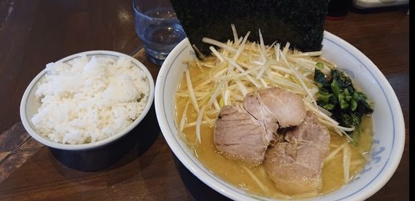 「ネギラーメン、ライス大」@横浜家系ラーメン 中島家の写真