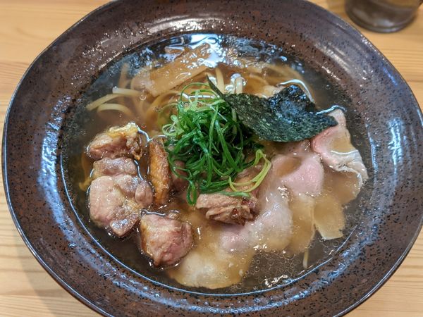 「醤油 熊野地鶏トッピング」@らーめん 彩哲 ~isato~の写真