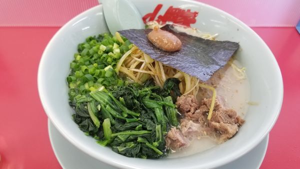 「朝ラーメン　白髪ネギ、ほうれん草、コロチャートッピング」@山岡家 松本店の写真