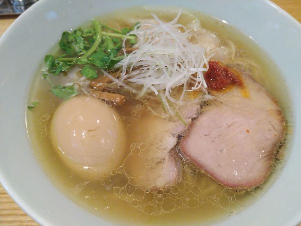 「海老ワンタン煮玉子塩そば(¥1180)」@地球の中華そばの写真