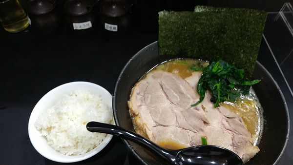 「特濃らーめん800円+チャーシュー300円+小ライス100円」@横浜家系らぁめん 毘沙門天の写真