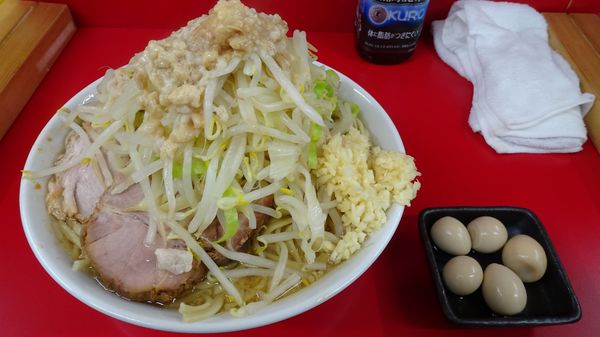 「ラーメン（750円）＋うずら玉子（100円）ニンニクアブラ」@ラーメン二郎 神田神保町店の写真