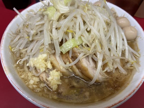 「豚入り＋うずら卵：880円＋100円」@ラーメン二郎 湘南藤沢店の写真