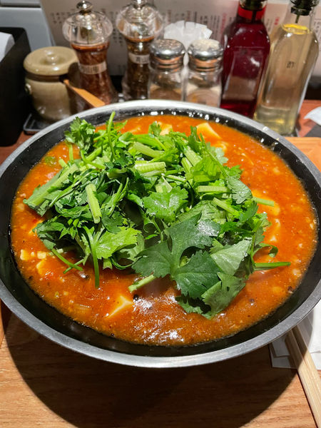 「麻婆麺　パクチートッピング」@新潟 三宝亭東京ラボ 中目黒店の写真