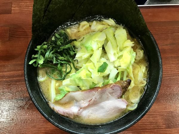 「らーめん￥700＋キャベツ￥100」@横浜家系らーめん 天王家 寒川総本店の写真