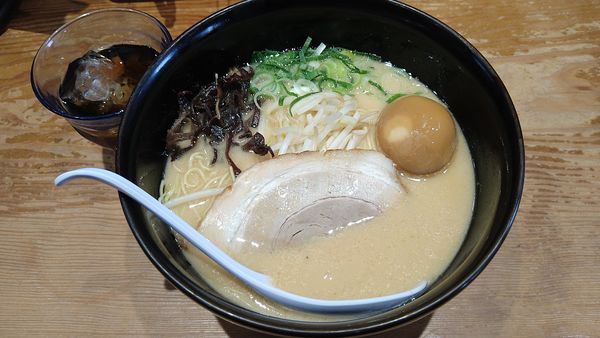 「白(特製白湯豚骨)味玉付¥900+替玉¥120-」@博多 龍ノ髭の写真