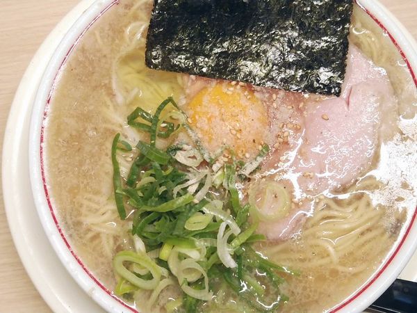「生卵淡口豚骨ラーメン（大盛）」@空ノ色 王子店の写真