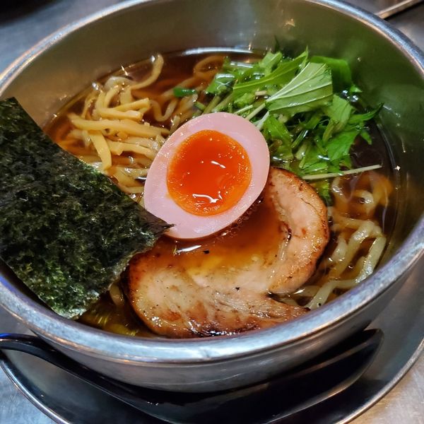 「らーめん(¥994)/醤油/真空手揉み麺/炙りチャーシュー/まろ」@ZUND-BARの写真
