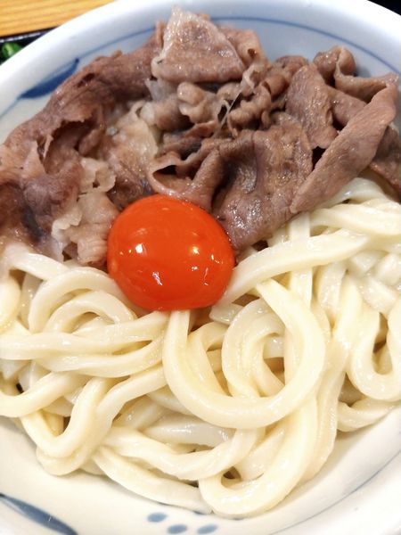 「黒毛和牛肉釜玉」@楽々の写真