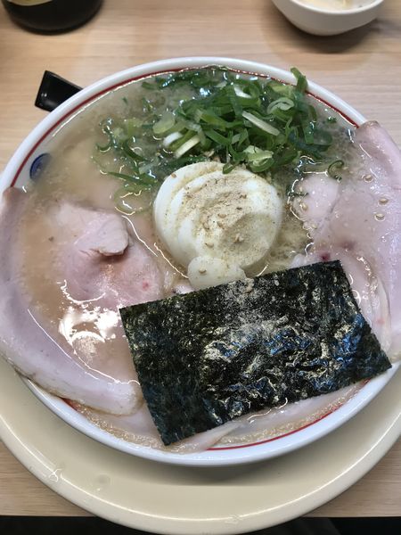 「特製淡口豚骨ラーメン、替え玉」@空ノ色 王子店の写真