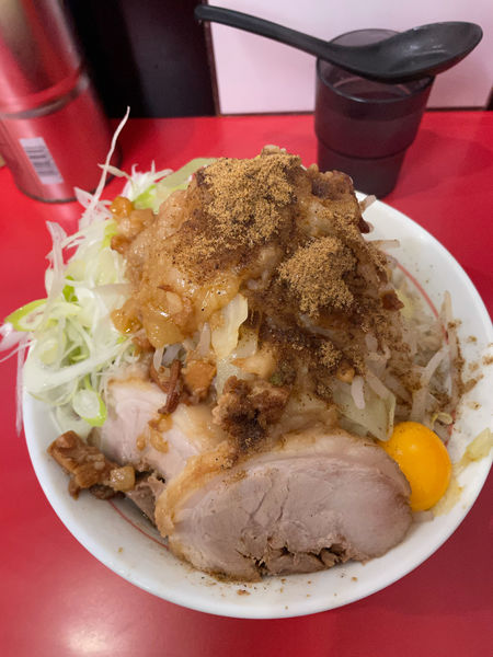 「小まぜそば＋豚1枚＋ネギ  野菜アブラマシ」@鷹の目 獨協大学前本店の写真