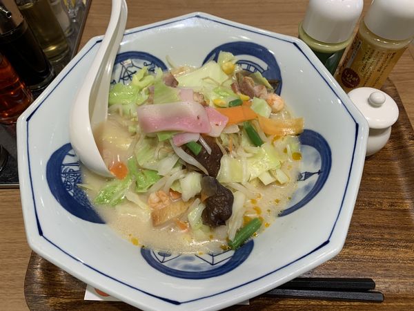 「長崎ちゃんぽん 690円⁺excise」@リンガーハット PREMIUM 羽田空港第1旅客ターミナルビル店の写真