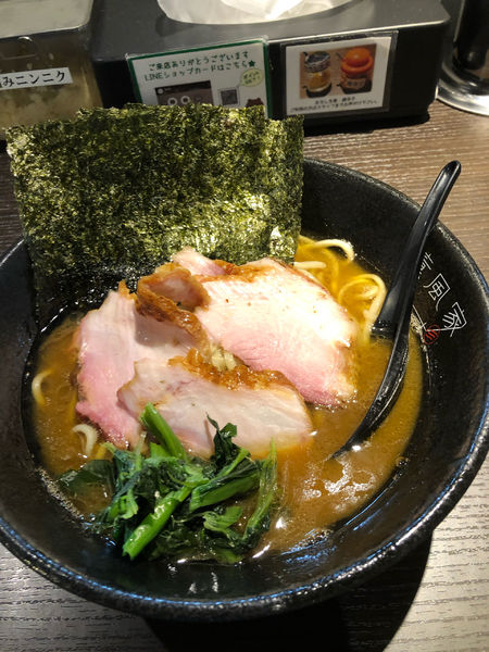 「チャーシュー麺硬め濃いめ、中盛無料サービス」@横浜家系 薫風家の写真