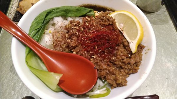 「汁なし黒胡麻牛たんタンタン麺」@つけ麺 繁田の写真