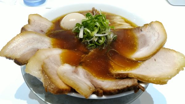 「醤油ラーメン+煮豚トッピング+味玉アローカナ」@上方レインボーの写真