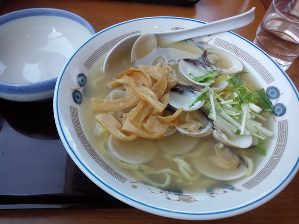 「たっぷりはまぐりの塩だしラーメン７９０円」@山田うどん 花園インター店の写真