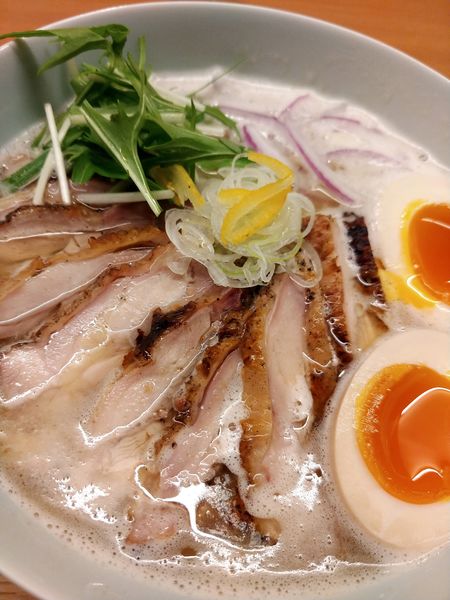 「ゆず香る特製鶏白湯そば＆但馬鶏もも肉の炭火焼き」@鶏白湯そば 松もとの写真