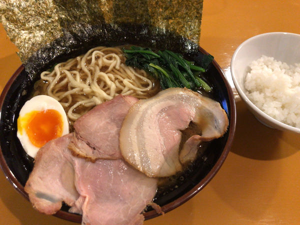 「豚骨醤油ラーメン(ふつう、濃い口、多め) 780円」@横浜家系ラーメン 無さぼり家の写真