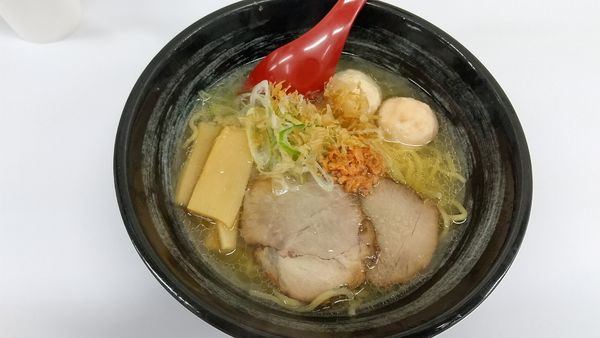 「鮭だし白醤油（鮭つみれ入り）ラーメン1200円＠京王百貨店」@麺匠 赤松の写真