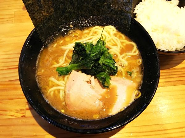 「ラーメン（カタメ）＋ライス＋ビール　680＋130＋400円」@横横家 仙台店の写真
