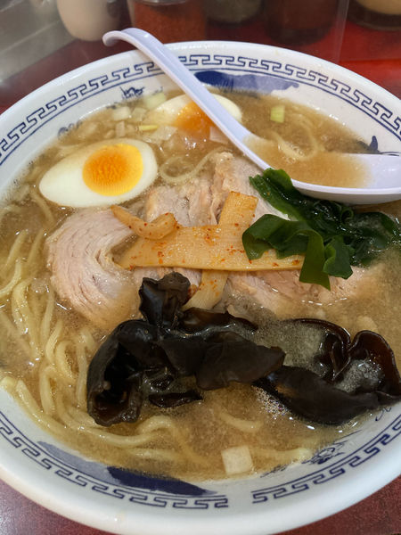 「醤油 チャーシュー たまご」@ラーメン マキタの写真