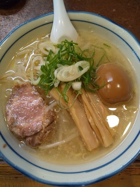 「塩ラーメン（味玉付き）」@ラーメンたかの写真
