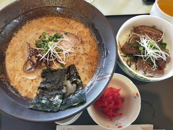 「濃厚とんこつラーメンと和牛ミニステーキ丼」@東筑波カントリークラブの写真