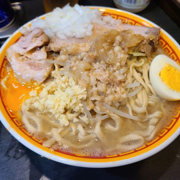 「ラーメン豚2枚　🧅　🥚」@えどもんどの写真