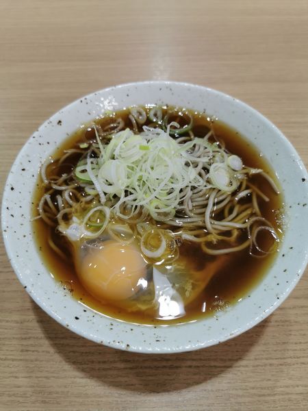 「月見そば」@立ちそば処 鷹 福島の写真