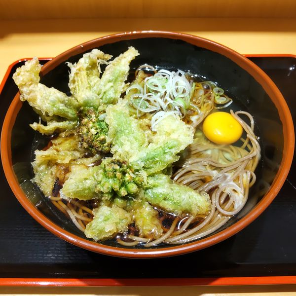 「【季節限定】ふきのとう天そば（￥450）＋生玉子（￥50）」@よもだそば 新宿西口店の写真