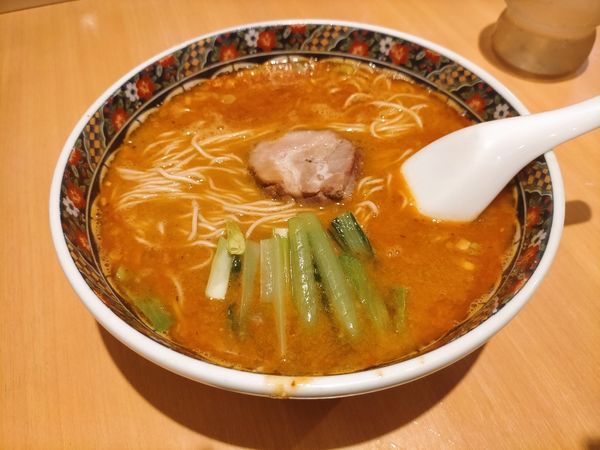 「坦々麺880円 中辛 ライスサービス」@寿限無 担々麺の写真