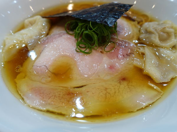 「わんたん入りしょうゆらぁめん」@飯田商店 湯河原本店の写真