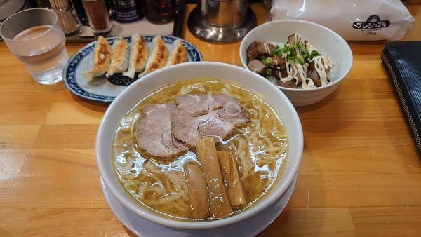 「中華そば、チャーマヨ丼、龍神ぎょうざ」@つけめん・らーめん活龍 荒川沖店の写真