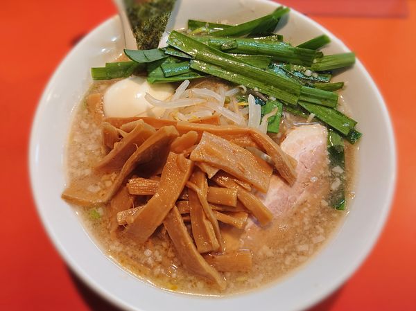 「メンマ入りラーメン　ニラトッピング」@本格的豚骨そば まりぼの写真