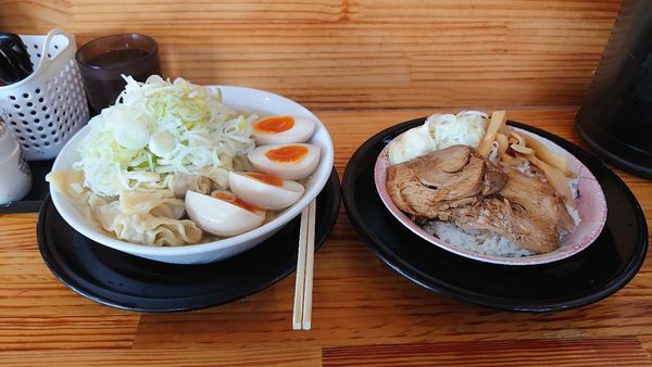 「ネギ塩ワンタン麺、味玉、チャーシュー丼」@麺屋 とん嬉の写真