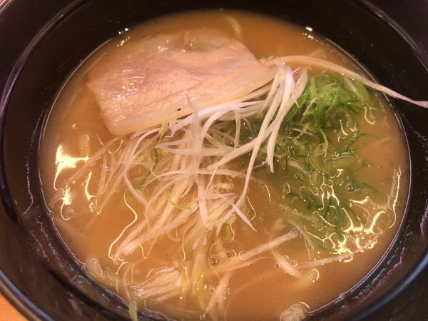 「とんこつラーメン380円×税」@スシロー 旭町店の写真