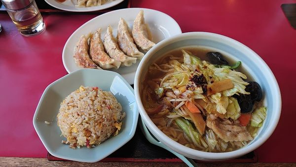 「肉野菜タンメン。半チャーハン、餃子」@手打ラーメン珍来 千現店の写真